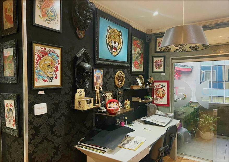 Interior do estúdio com quadros, arte urbana e objetos que inspiraram o projeto.