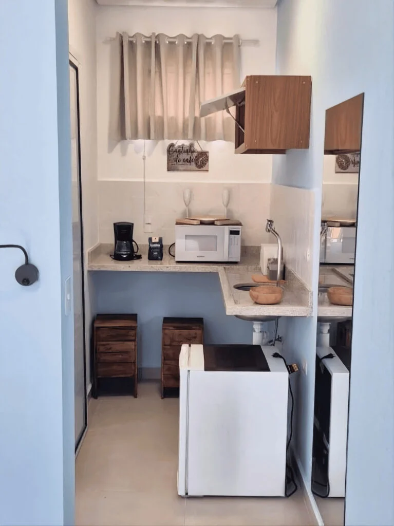 Mini copa do studio, com estrutura de apoio para a estadia.