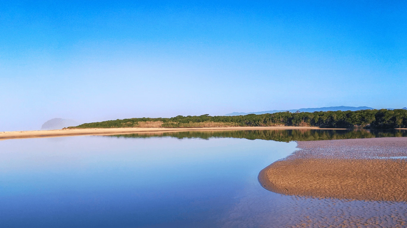Paisagem natural de Itaguaré com rio, praia e mar